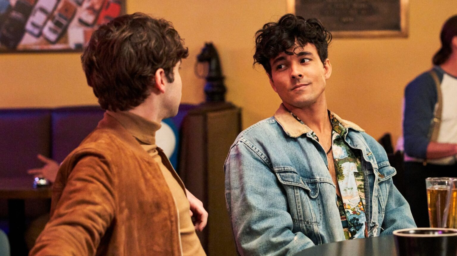 Jake Borelli e Niko Terho em Algo Sobre Harry
