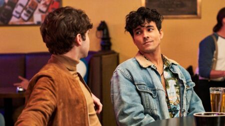 Jake Borelli e Niko Terho em Algo Sobre Harry