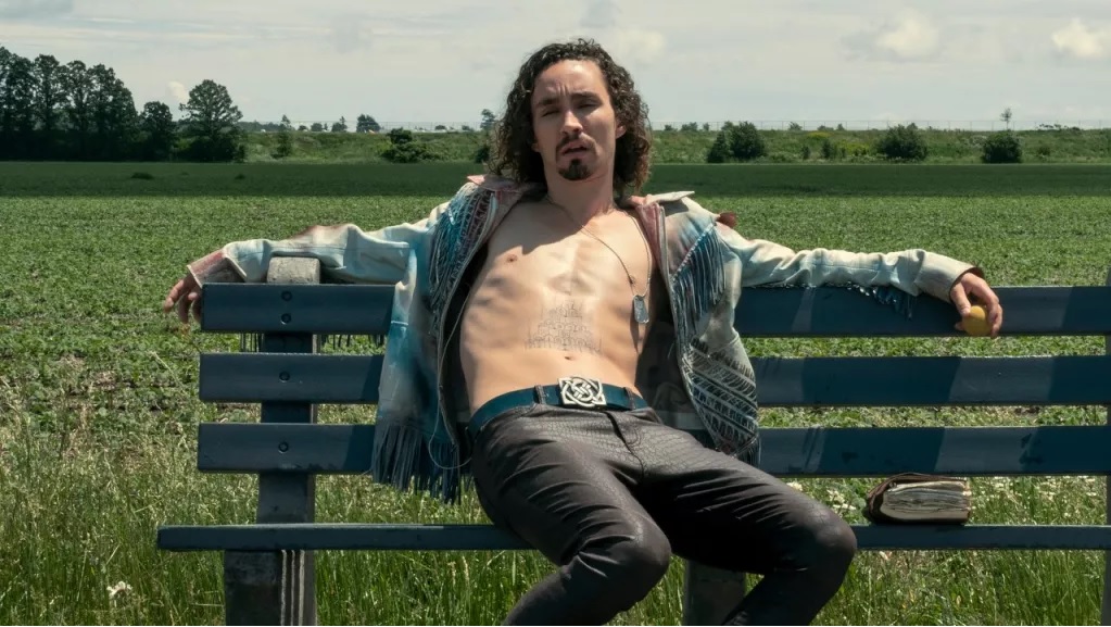 Astro de Umbrella Academy chama diretor de sádico 3 Klaus Robert Sheehan em cena de The Umbrella Academy Reproducao