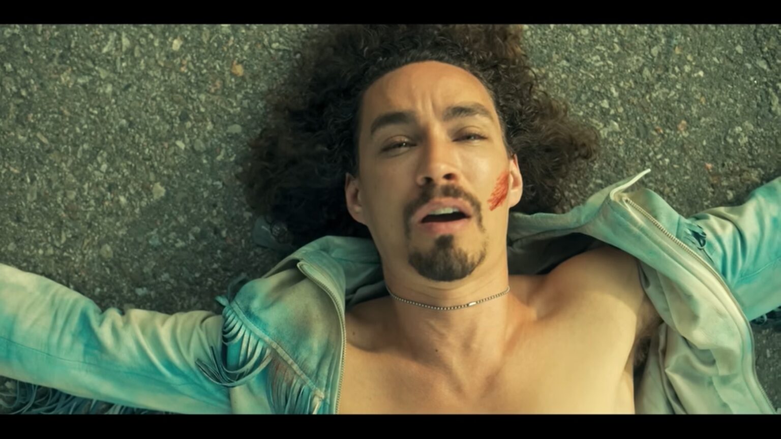 Astro de Umbrella Academy chama diretor de sádico Klaus Robert Sheehan revive apos atropelamentos em The Umbrella Academy Reproducao Youtube