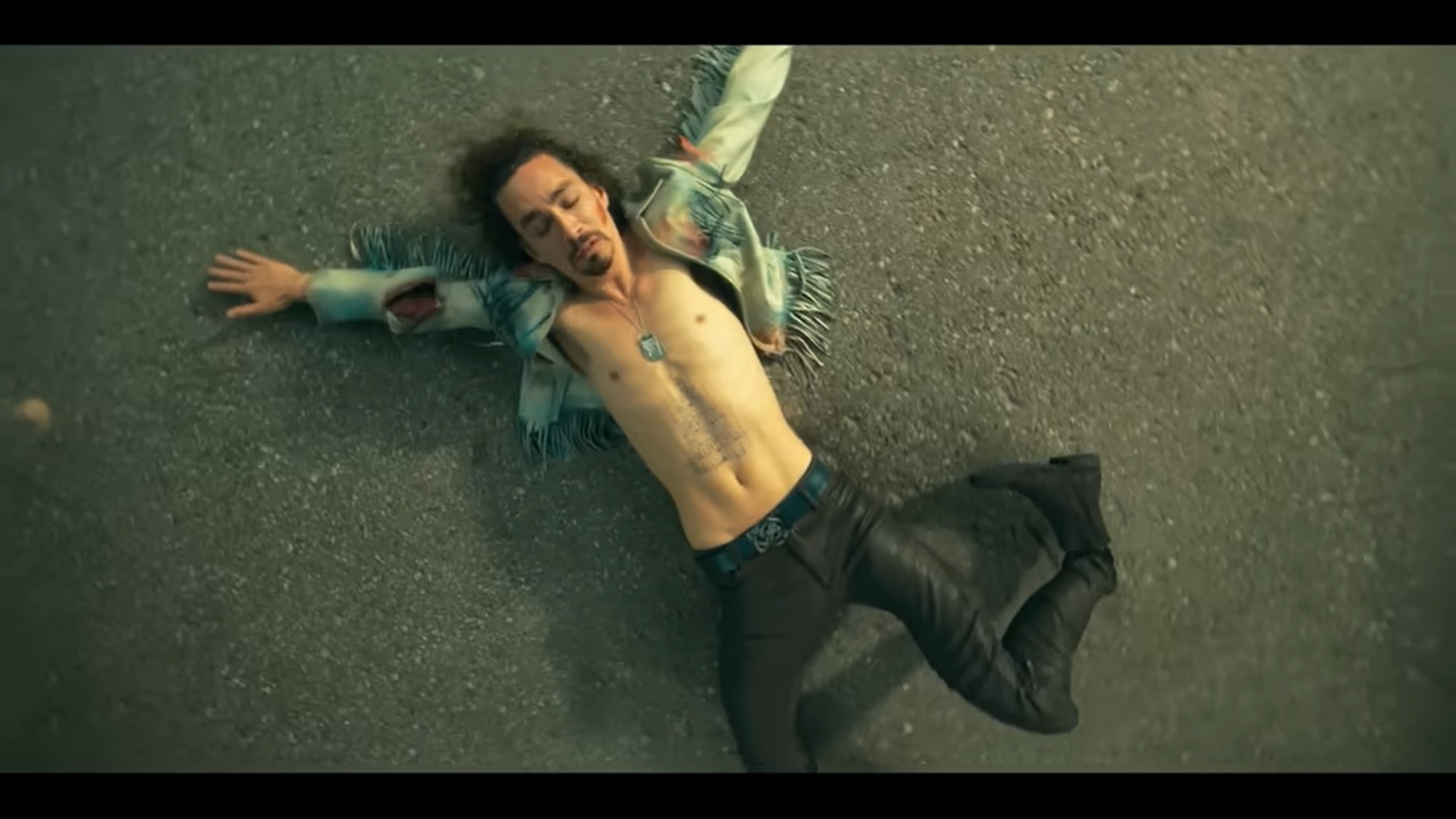 Astro de Umbrella Academy chama diretor de sádico 2 Klaus Robert Sheehan revive apos atropelamentos em The Umbrella Academy Reproducao Youtube 2