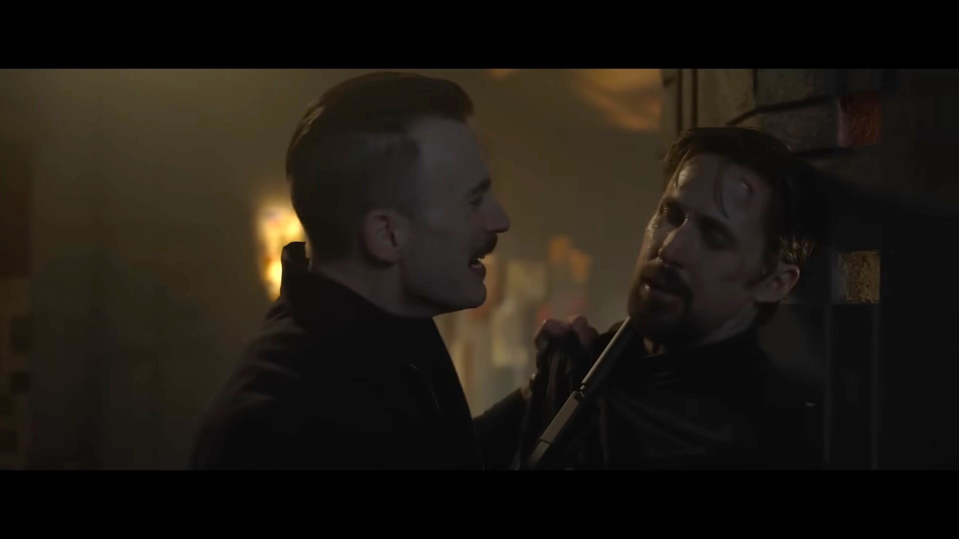 Lloyd Hansen (Chris Evans) e Court Gentry (Ryan Gosling) em cena de Agente Oculto (Reprodução / Netflix)