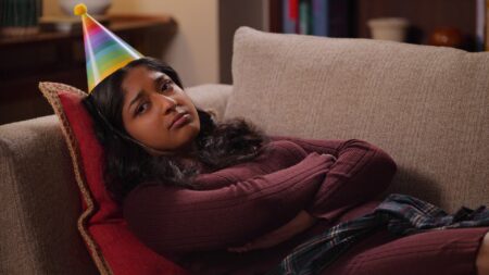 Maitreyi Ramakrishnan como Devi em Eu Nunca...