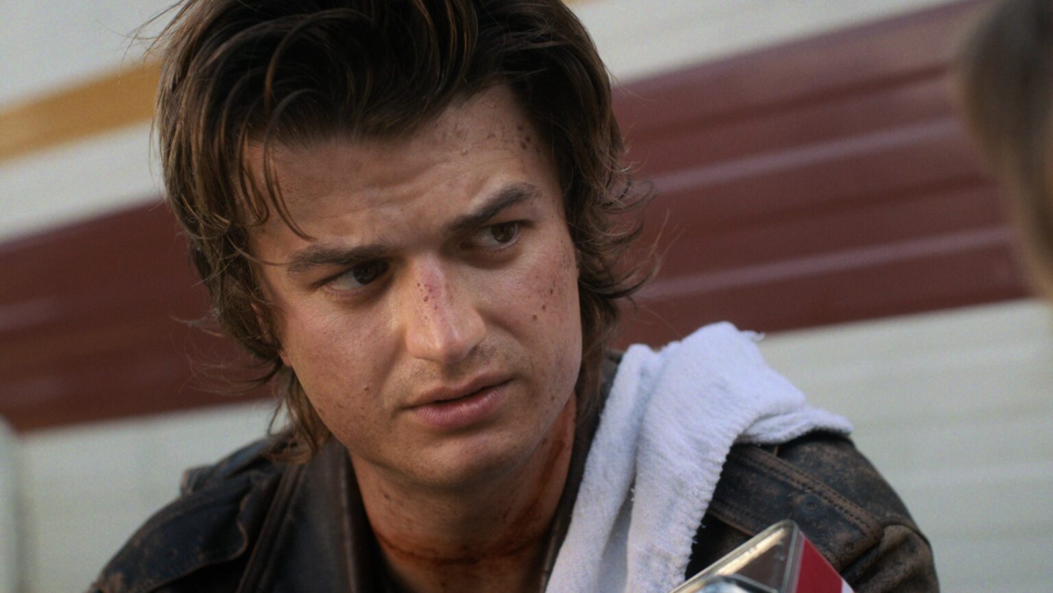 Astro de Stranger Things trabalhava como garçom antes da fama Joe Keery como Steve Harrington em Stranger Things