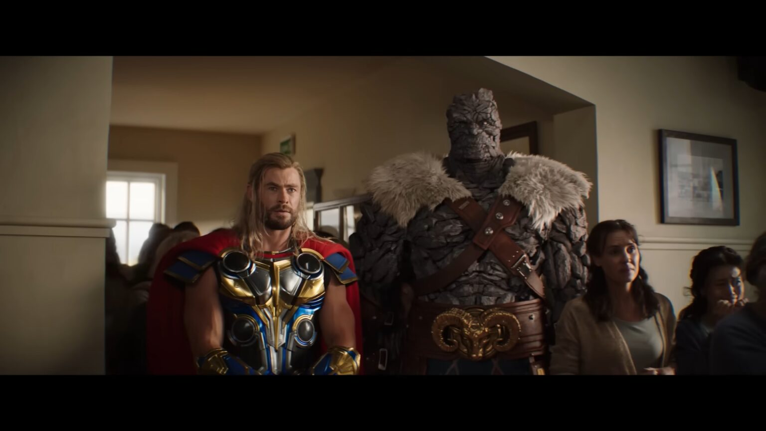 Thor Chris Hemsworth e Korg Taika Waititi em cena de Thor Amor e Trovao Reproducao Youtube