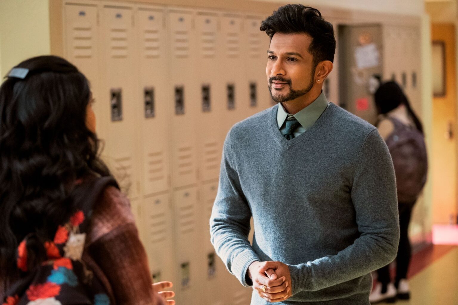 Avatar: A lenda de Aang pode superar filme original? Utkarsh Ambudkar como Mr. Kulkarni em Eu Nunca...