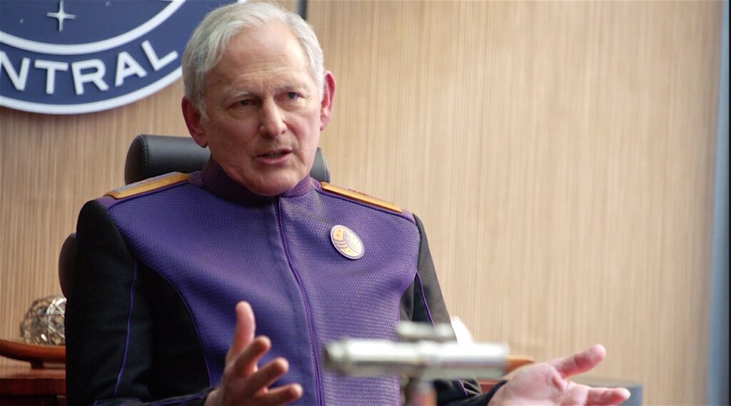 Victor Garber como Almirante Halsey em The Orville (Reprodução)