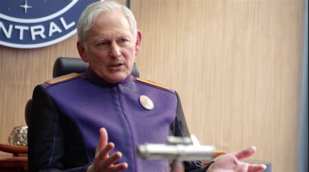 Victor Garber como Almirante Halsey em The Orville (Reprodução)