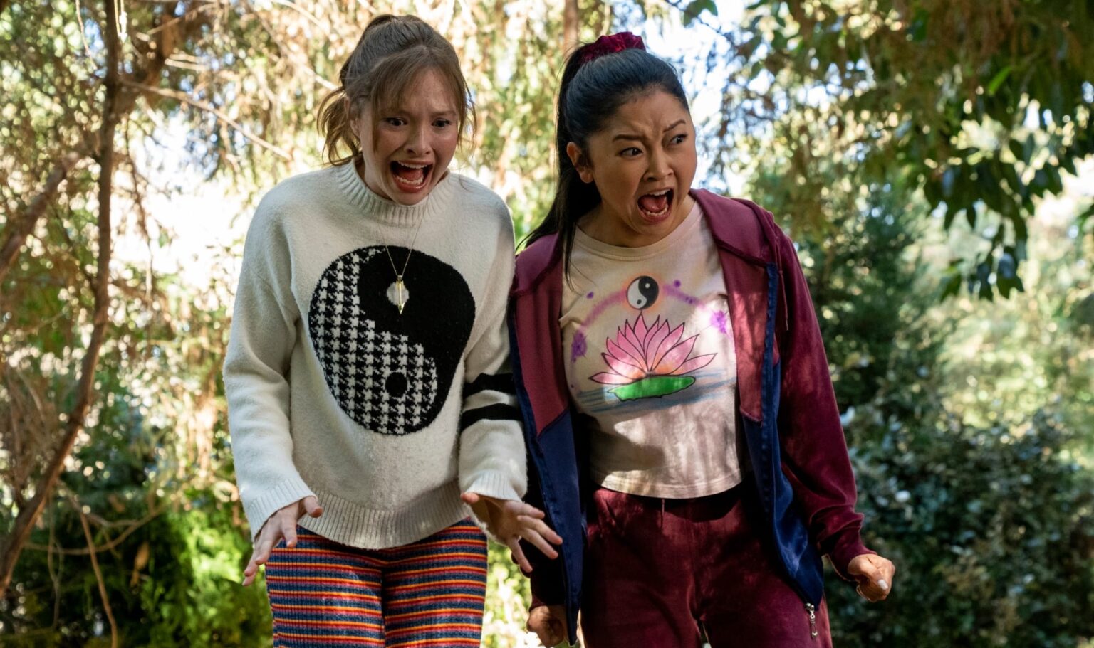 Estrelas comentam reviravolta em Boo, Bitch: Era para ser confuso Zoe Colletti e Lana Condor em cena de Boo Bitch Divulgacao Netflix