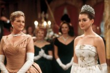 Mia (Anne Hathaway) e Rainha Clarisse (Julie Andrews) em Diário da Princesa (Reprodução)