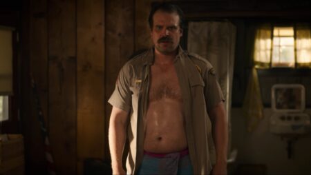 Ator de Stranger Things emagrece muito, chateia fãs, e promete: “Barriguinha vai voltar” David Harbour é Jim Hopper em Stranger Things (Reprodução)