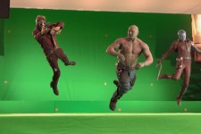 Chris Pratt, Dave Bautista e Zoë Saldaña nos sets de Guardiões da Galáxia