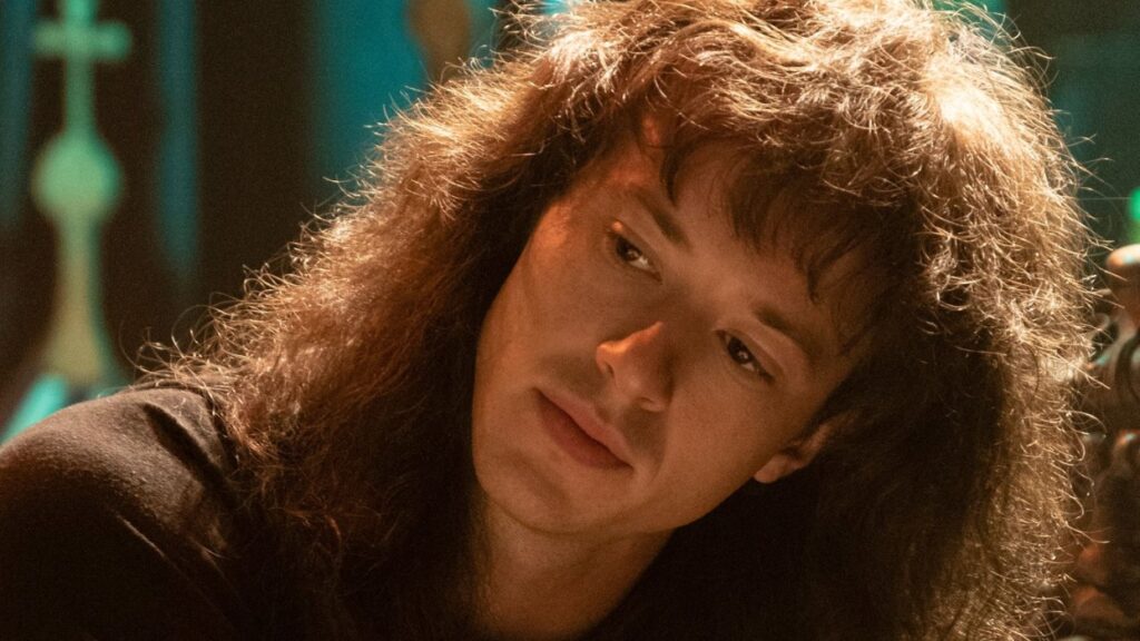 Ator mudou forma de atuar por causa de morte em Stranger Things Joseph Quinn como Eddie Munson em Stranger Things (Reprodução / Netflix)