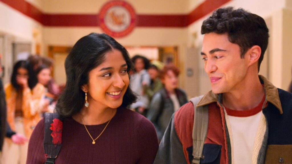 Devi (Maitreyi Ramakrishnan) e Paxton (Darren Barnet) na 3ª temporada de Eu Nunca... (Reprodução / Netflix)