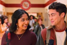 Devi (Maitreyi Ramakrishnan) e Paxton (Darren Barnet) na 3ª temporada de Eu Nunca... (Reprodução / Netflix)