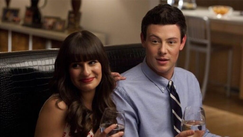 Lea Michele não assistiu episódio de Glee em homenagem a Cory Monteith Rachel (Lea Michele) e Finn (Cory Monteith) em Glee (Reprodução)