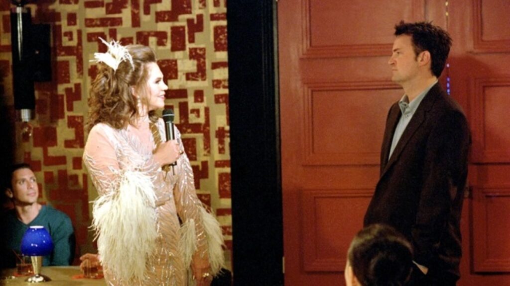 Amanda Bing (Kathleen Turner) e Chandler Bing (Matthew Perry) em Friends (Reprodução)