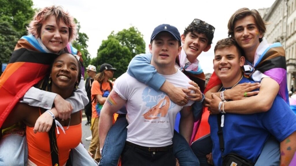 Elenco de Heartstopper enfrenta homofóbicos em parada LGBTQ+ Elenco de Heartstopper na Parada do Orgulho LGBTQ+ em Londres (Reprodução)