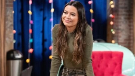 Miranda Cosgrove como Carly em iCarly (Reprodução / Paramount+)