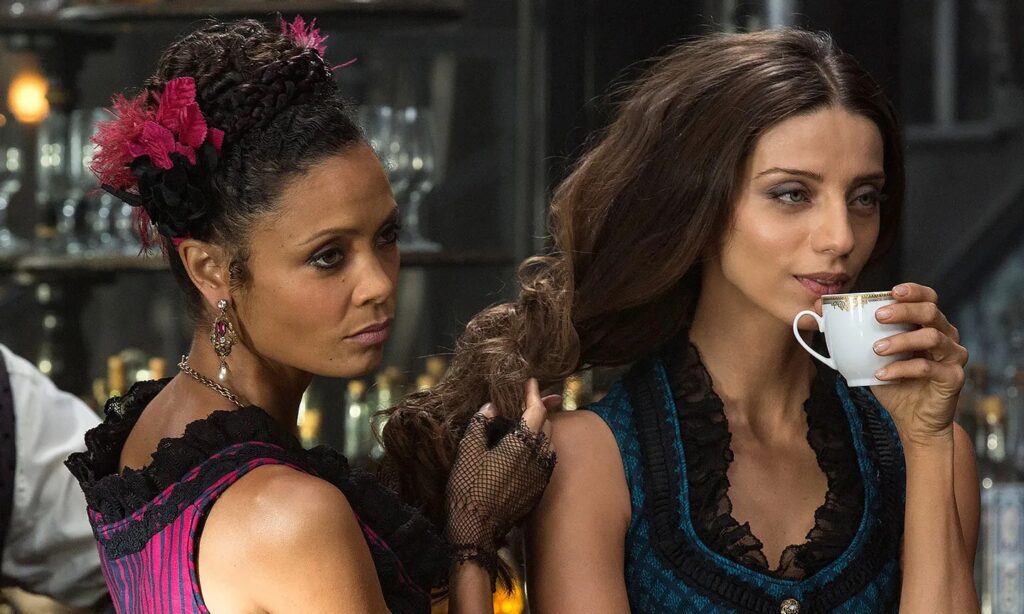 Thandiwe Newton é Maeve Millay e Angela Sarafyan é Clementine Pennyfeather em Westworld (Reprodução)