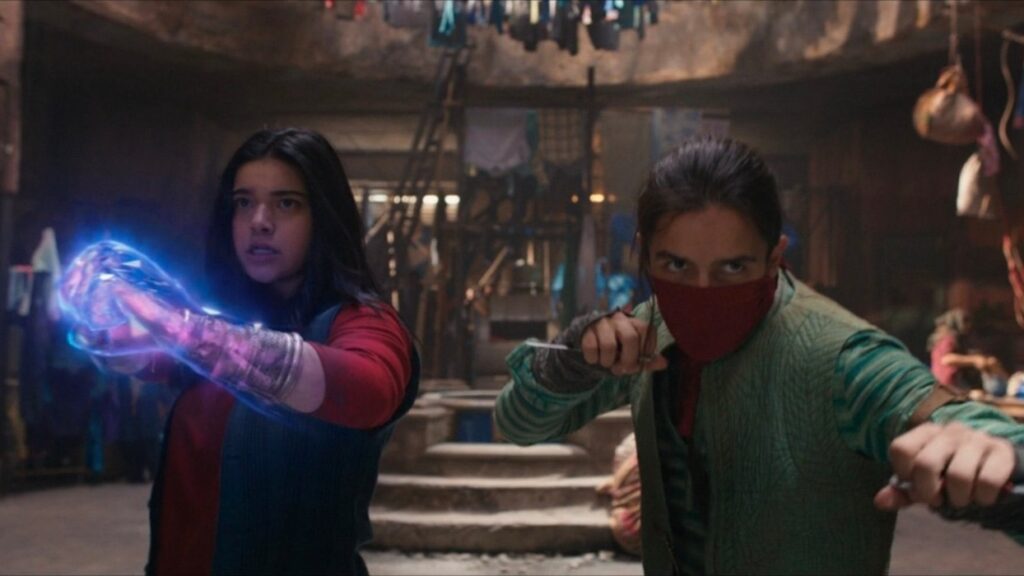 Criadora da Ms. Marvel queria explorar mais do Adaga Vermelha na série Ms. Marvel (Iman Vellani) e Adaga Vermelha (Aramis Knight) em Ms. Marvel (Reprodução / Disney+)