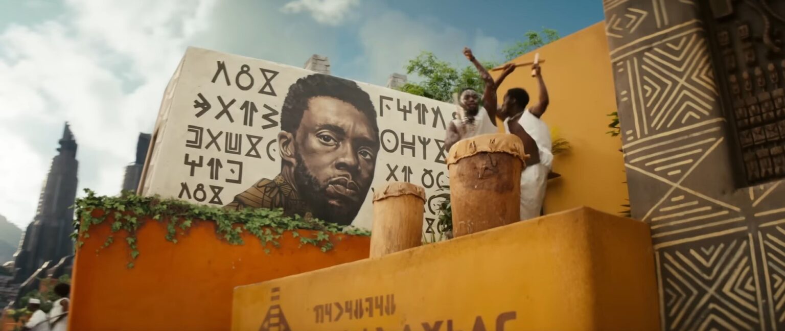 Chadwick Boseman como T'challa no trailer de Pantera Negra 2
