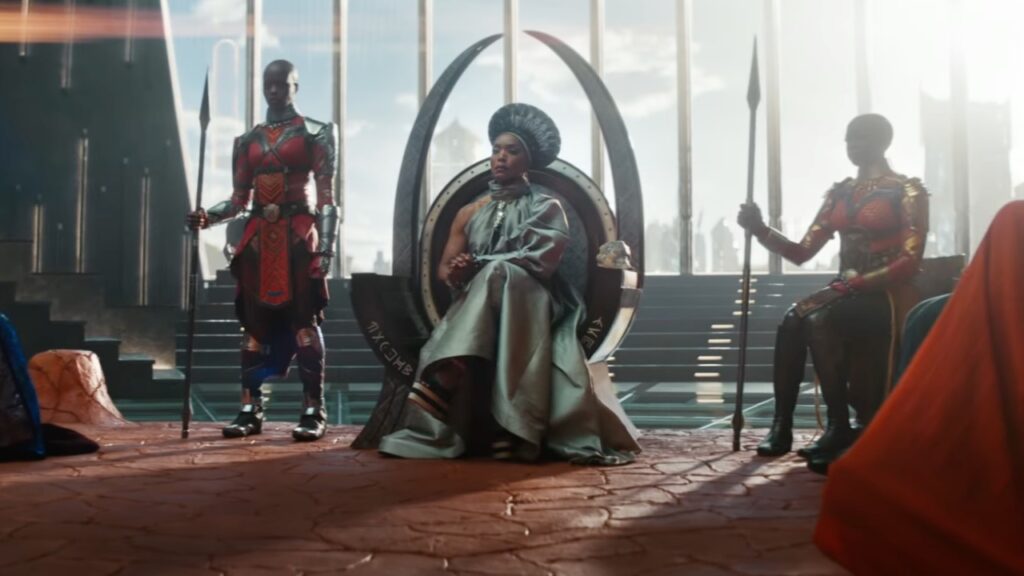 Ramonda (Angela Bassett) em cena de Pantera Negra: Wakanda Para Sempre (Reprodução / Marvel)