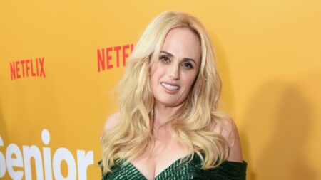 Rebel Wilson causa fúria em fãs ao posar em spa no estilo ostentação: “Riqueza” Rebel Wilson em evento da Netflix para lançamento do filme De Volta ao Baile, em West Hollywood