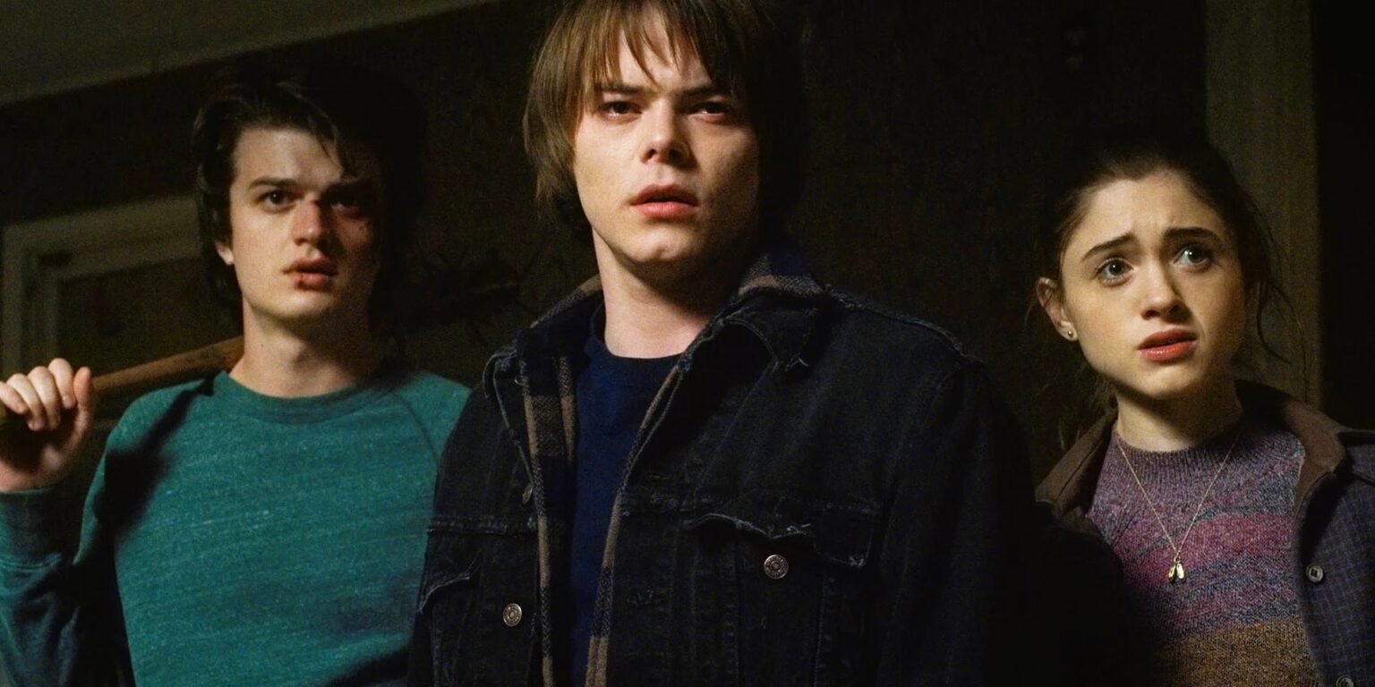 Roteiristas negam que cenas antigas foram reeditadas em Stranger Things Joe Keery é Steve, Charlie Heaton é Jonathan e Natalia Dyer é Nancy em Stranger Things (Reprodução)