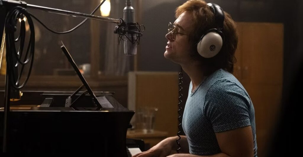 Taron Egerton explica como Rocketman ajudou a evoluir sua carreira Taron Egerton como Elton John em Rocketman (Reprodução)