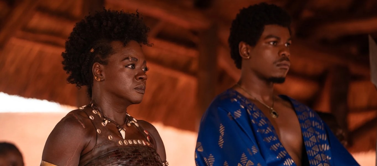 Viola Davis como Nanisca e John Boyega como Ghezo em The Woman King (Reprodução / Sony)
