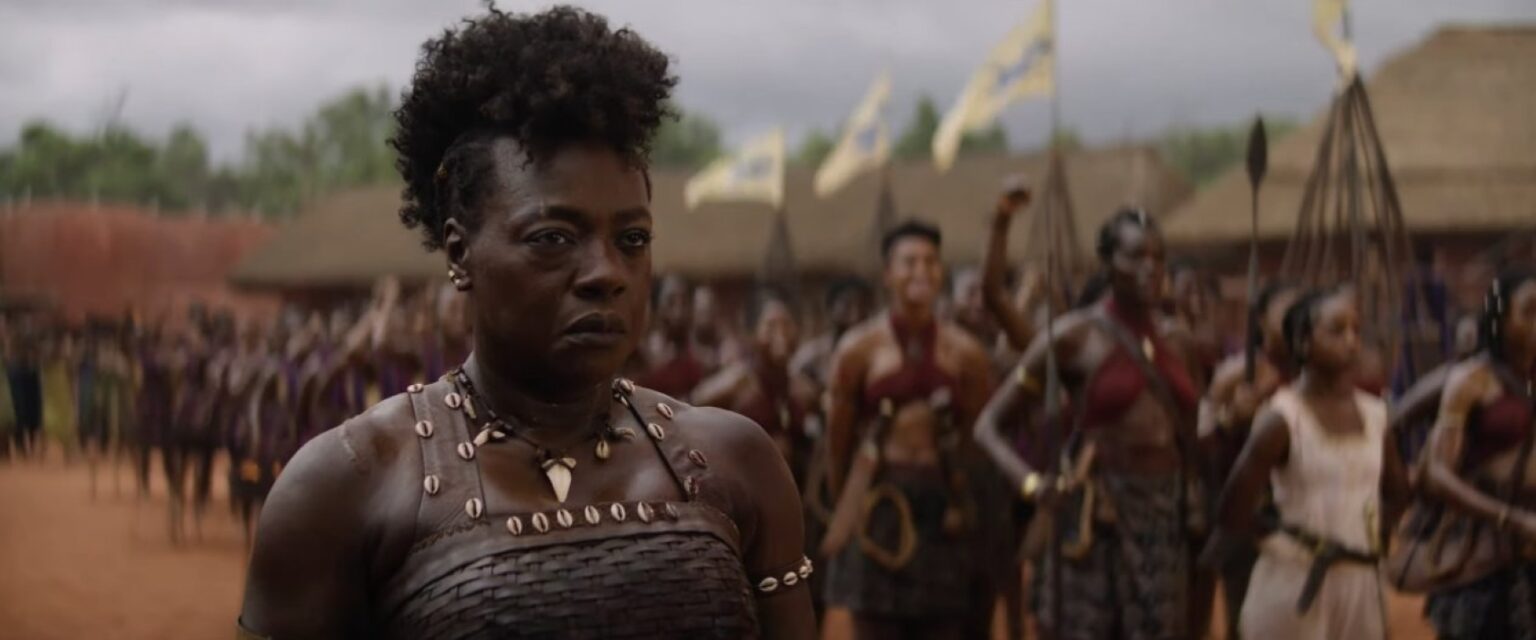 Viola Davis comanda exército de mulheres em trailer de The Woman King Viola Davis como Nanisca em A Mulher Rei (Reprodução / Sony)