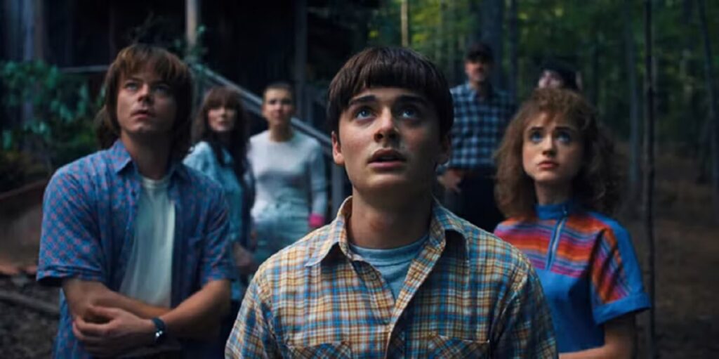 Will (Noash Schnapp), Jonathan (Charlie Heaton), Nancy (Natalia Dyer), Joyce (Winona Ryder), Onze (Millie Bobby Brown), Hopper (David Harbour) e Mike (Finn Wolfhard) em Stranger Things (Reprodução/Netflix)