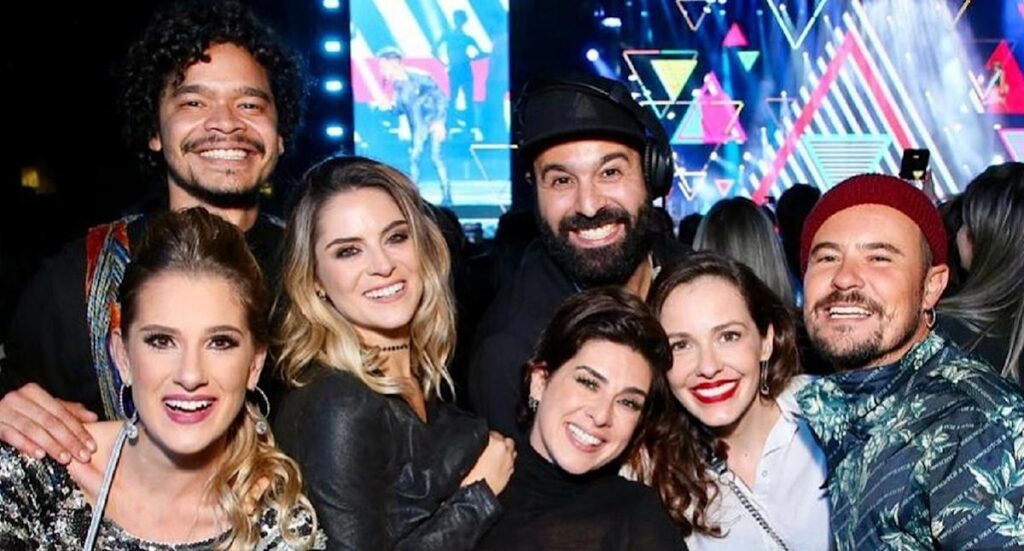 Série Sandy & Junior pode ganhar revival, e atriz revela único impedimento Elenco de Sandy & Junior em show da cantora
