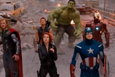Homem de Ferro (Robert Downey Jr.), Hulk (Mark Ruffalo), Capitão América (Chris Evans), Thor (Chris Hemsworth), Viúva Negra (Scarlett Johansson) e o Gavião Arqueiro (Jeremy Lee Renner) em Os Vingadores