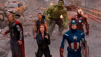 Homem de Ferro (Robert Downey Jr.), Hulk (Mark Ruffalo), Capitão América (Chris Evans), Thor (Chris Hemsworth), Viúva Negra (Scarlett Johansson) e o Gavião Arqueiro (Jeremy Lee Renner) em Os Vingadores