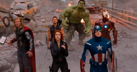Homem de Ferro (Robert Downey Jr.), Hulk (Mark Ruffalo), Capitão América (Chris Evans), Thor (Chris Hemsworth), Viúva Negra (Scarlett Johansson) e o Gavião Arqueiro (Jeremy Lee Renner) em Os Vingadores