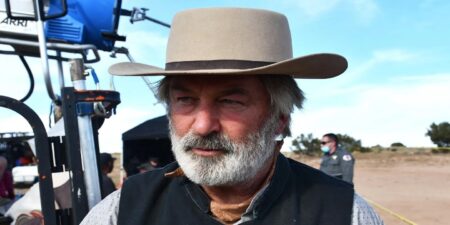 Alec Baldwin no set de Rust (Reprodução)