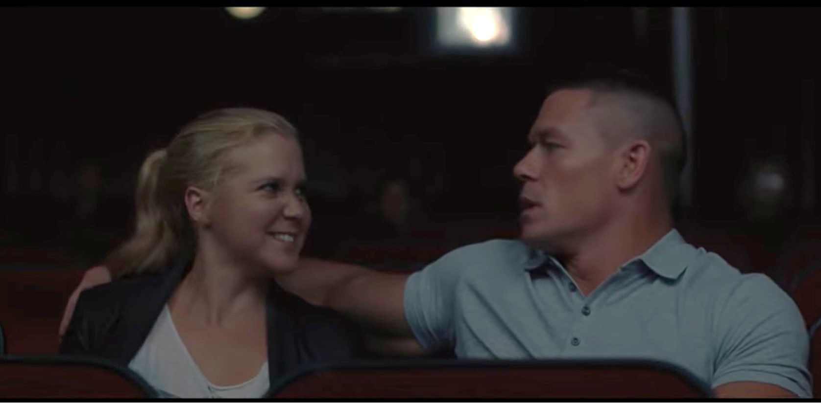 Amy Schumer e John Cena em cena de Descompensada Reproducao Youtubr