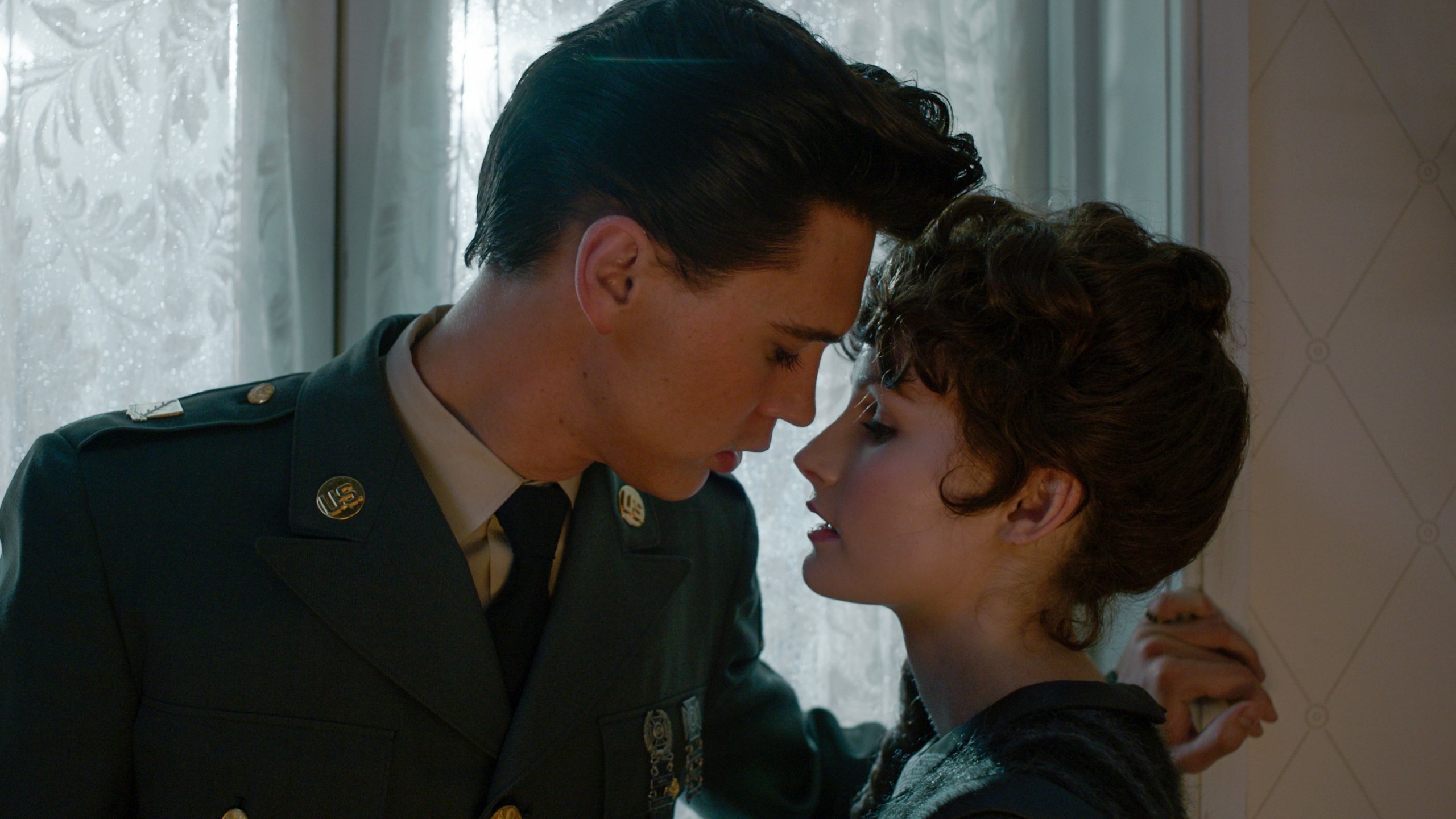 Priscilla destaca algo sobre Elvis que outro filme ignora 2 Austin Butler e Olivia DeJonge em Elvis (Divulgação Warner Bros)