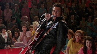 Austin Butler como Elvis Presley em Elvis