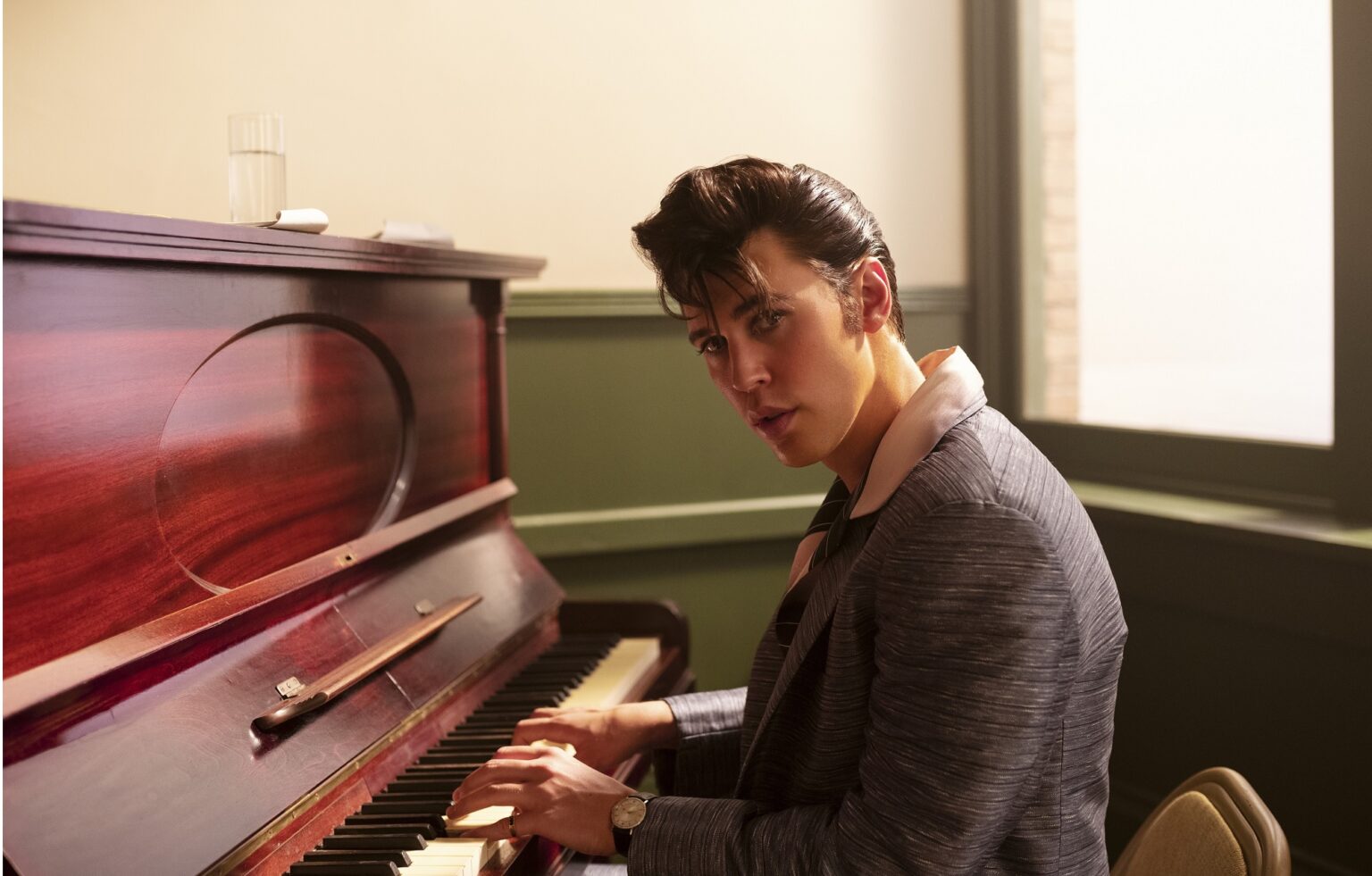 Austin Butler em cena de Elvis Divulgacao Warner Bros