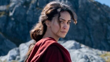 Bronwyn (Nazanin Boniadi) em O Senhor dos Anéis: Os Anéis de Poder (Reprodução / Prime Video)