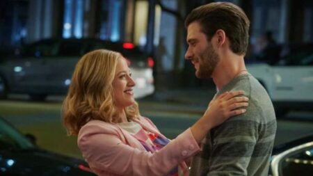 Atriz de Riverdale precisa escolher entre duas realidades paralelas em novo filme da Netflix Cena de Como Seria Se. Reproducao