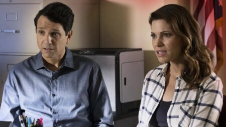 Daniel (Ralph Macchio) e Amanda (Courtney Henggeler) em Cobra Kai (Reprodução / Netflix)