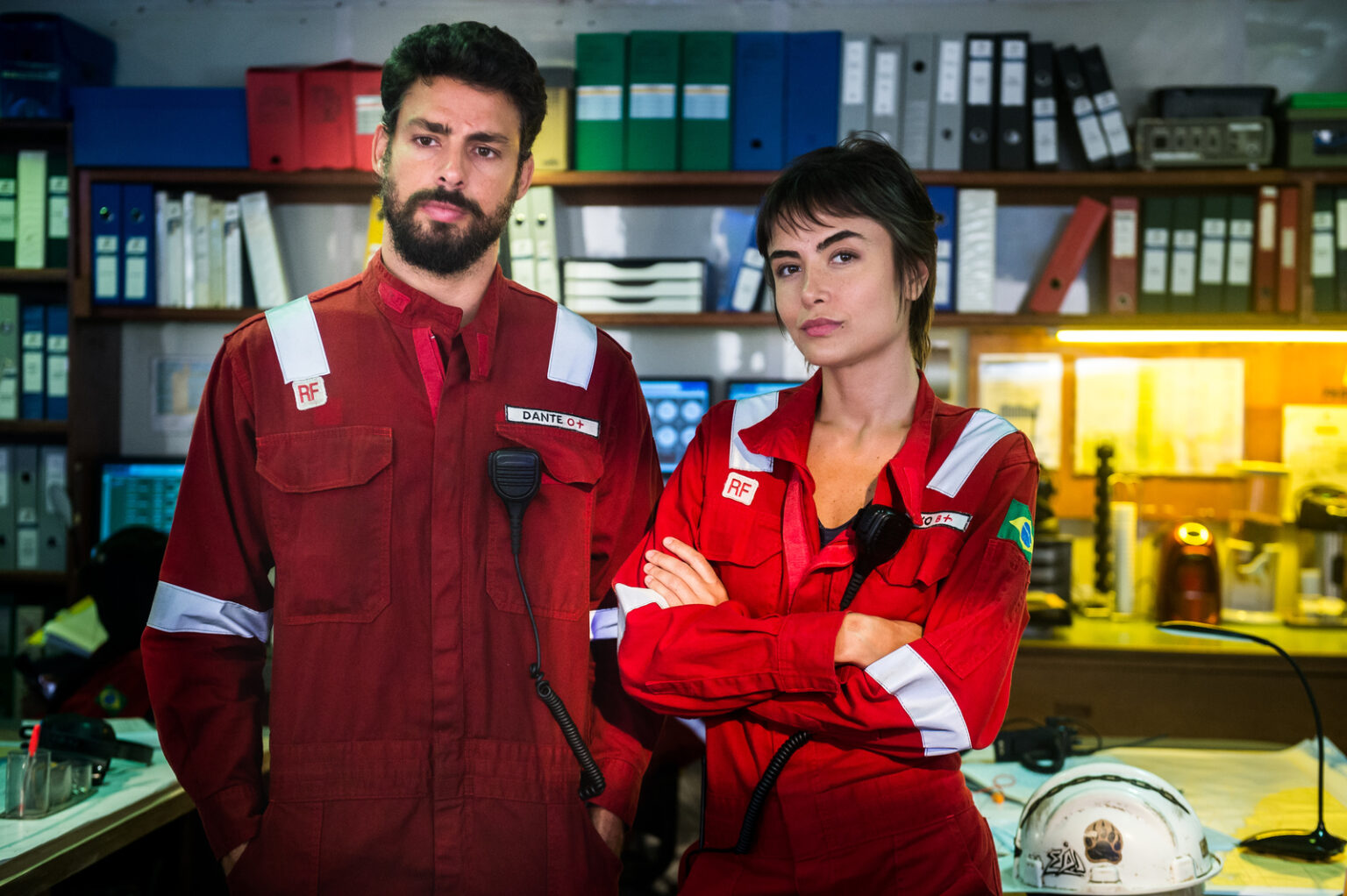 Ilha de Ferro rompe Globoplay e vai parar na TV aberta Dante (Cauã Reymond) e Julia (Maria Casadevall) em Ilha de Ferro (Reprodução / Globo)