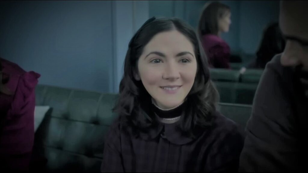 Roteirista faz piada com transformação de Esther em A Órfã 2 e revela truque da produção Esther (Isabelle Fuhrman) em A Órfã 2