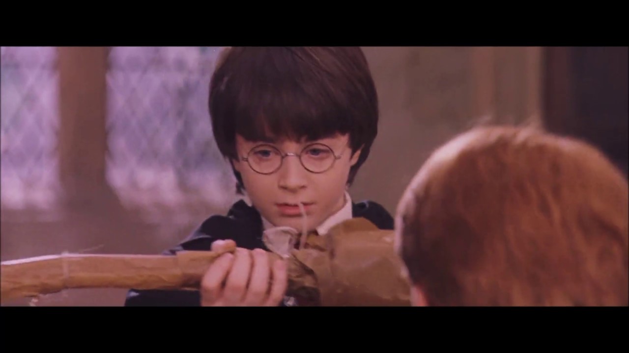 Mistério nos filmes de Harry Potter permanece sem solução até hoje 2 Harry Potter ganha a Nimbus 2000 em Harry Potter e a Pedra Filosofal Reproducao