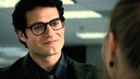 Henry Cavill como Clark Kent em Homem de Aco Reproducao