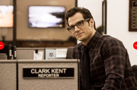 Henry Cavill como Clark Kent em Homem de Aco Reproducao